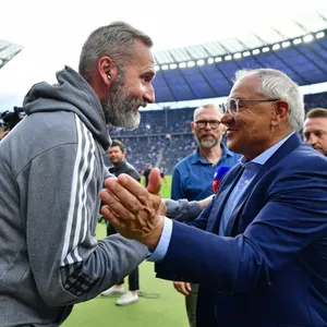 HSV-Trainer Tim Walter gibt Felix Magath die Hand