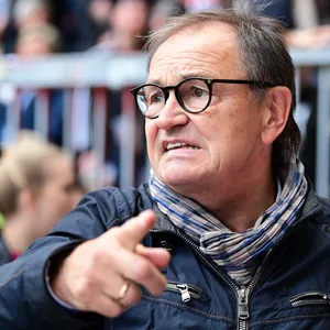 Ewald Lienen zeigt nach vorne