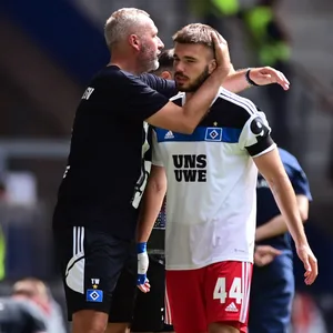 Ein Bild aus besseren Zeiten: Tim Walter zusammen mit Mario Vuskovic auf dem Platz. Seit November ist der Kroate gesperrt und darf nicht mehr beim HSV trainieren. Abseits des Platzes will er weiter für seine Unschuld kämpfen. Der Ausgang ist offen.