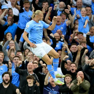 Die City-Fans im Etihad Stadium jubeln Erling Haaland zu