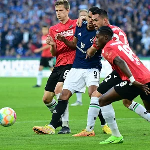 Robert Glatzel im Spiel gegen Hannover