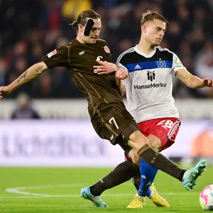 Jackson Irvine geht im Derby-Hinspiel gegen HSV-Profi Miro Muheim rustikal zur Sache