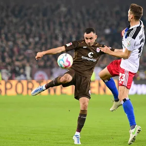 Manolis Saliakas im Zweikampf mit Jonas Meffert