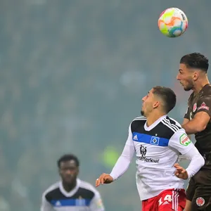 St. Paulis Leart Paqarada im Kopfballduell mit Ludovit Reis vom HSV