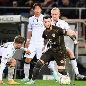 St. Paulis Marcel Hartel im Spiel bei Arminia Bielefeld