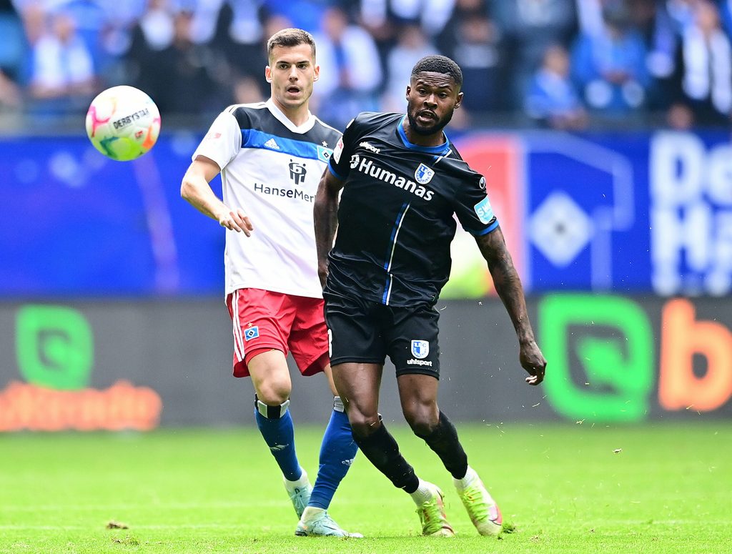 Magdeburgs Moritz-Broni Kwarteng im Hinspiel im Duell mit Laszlo Benes (l.)