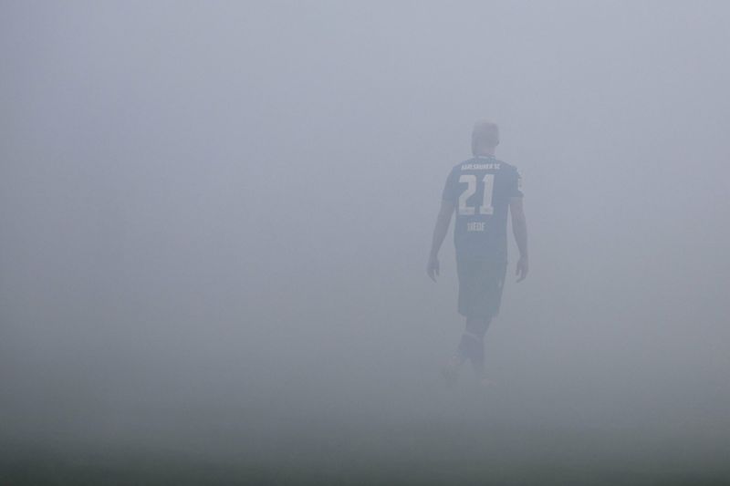 KSC-Profi Marco Thiede läuft über den vernebelten Platz.