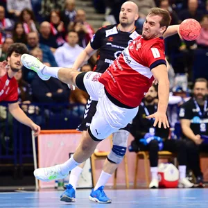 Hamburgs Handballer Niklas Weller beim Wurf