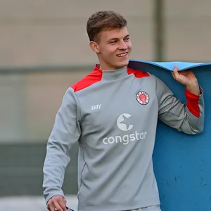 St. Paulis David Nemeth mit Gymnastikmatte beim Training.