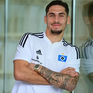 Ludovit Reis lehnt an einem Fenster.