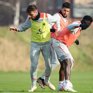 Betim Fazliji, Elias Saad und Afeez Aremu beim Training des FC St. Pauli