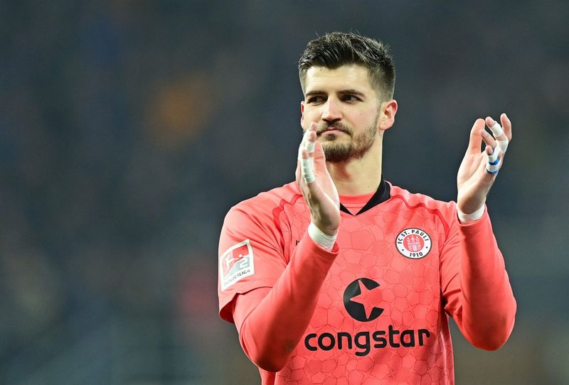 Nikola Vasilj klatscht in die Hände