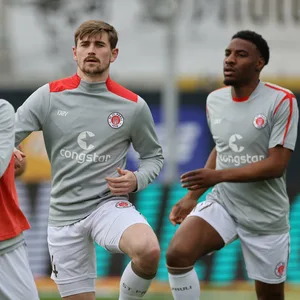 Manolis Saliakas, Connor Metcalfe und Oladapo Afolayan beim St. Pauli-Training