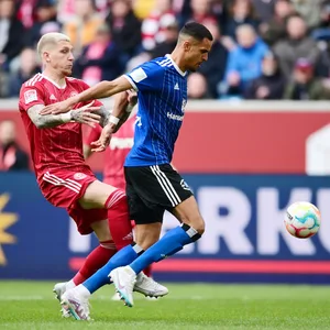 Düsseldorfs Jory de Wijs gegen HSV-Stürmer Robert Glatzel