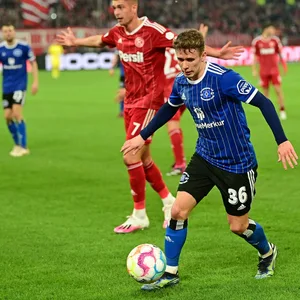 HSV-Profi Anssi Suhonen am Ball