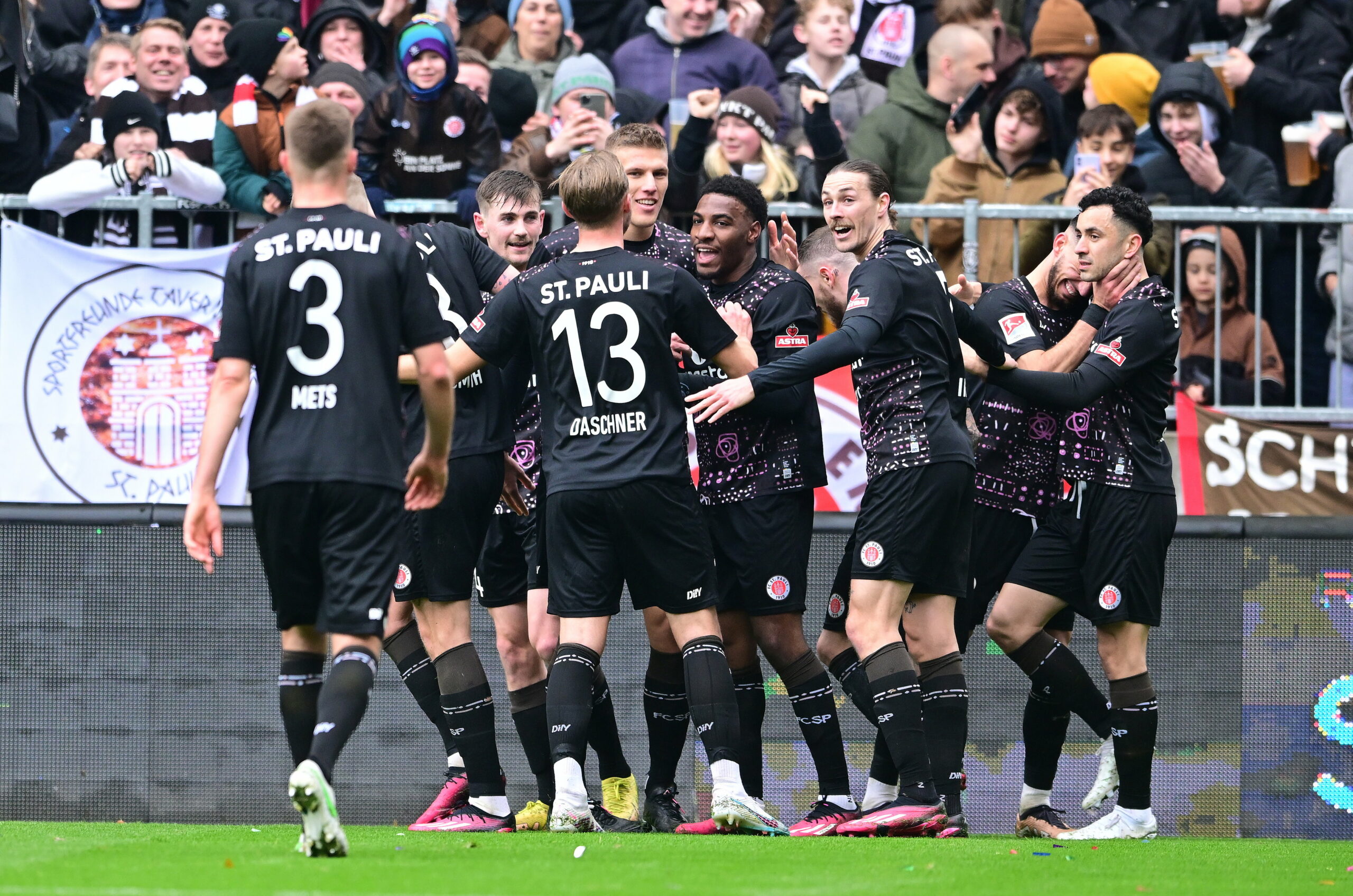 Große Freude am Millerntor. Im Heimspiel gegen Regensburg feierten die Kiezkicker den neunten Liga-Sieg in Serie.