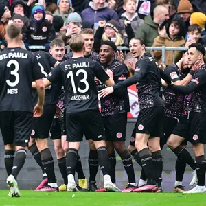 Große Freude am Millerntor. Im Heimspiel gegen Regensburg feierten die Kiezkicker den neunten Liga-Sieg in Serie.