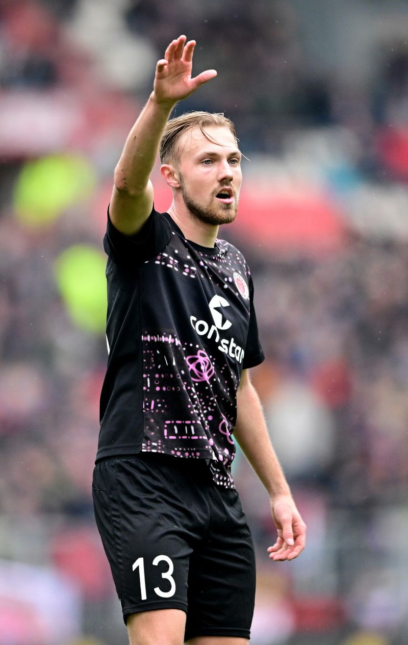 Lukas Daschner hebt die Hand