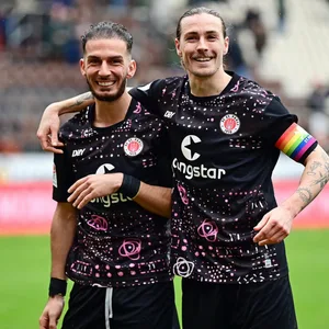 Leart Paqarada und Jackson Irvine freuen sich nach einem St. Pauli-Sieg.