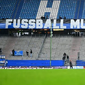 „Fußball muss bezahlbar sein“-Banner im Volksparkstadion