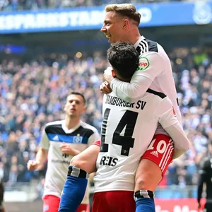 Sonny Kittel feiert seinen Treffer zum 1:0 für den HSV