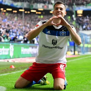 HSV-Torschütze Laszlo Benes schickt einen Liebesgruß