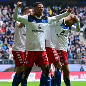 Ransford Königsdörffer jubelt für den HSV