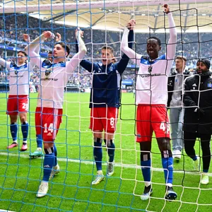 Die HSV-Profis bejubeln das 6:1 gegen Hannover