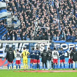 Die HSV-Profis feiern zusammen mit den Fans im Volksparkstadion.