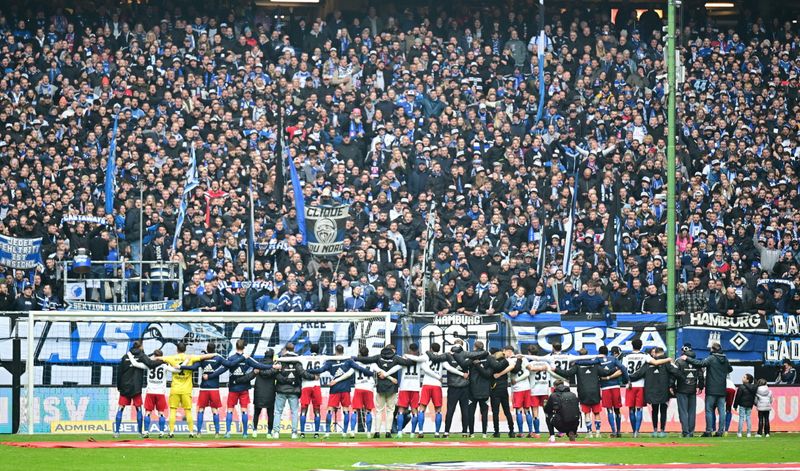 Zusammen mit den Fans auf der Nordtribüne feiern die HSV-Profis den historischen Erfolg gegen Hannover.