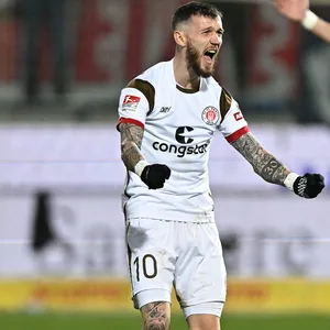 St. Pauli-Profis Hartel und Paqarada freuen sich über das 1:0 in Heidenheim