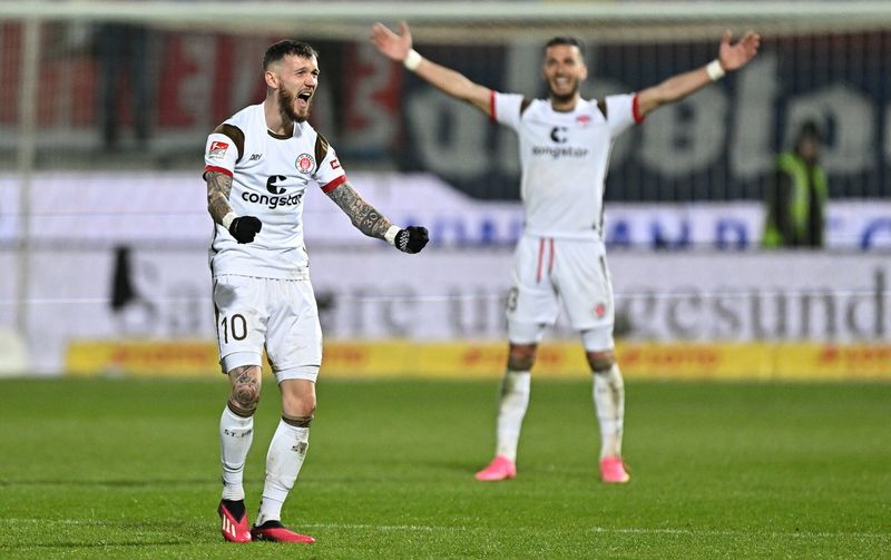 St. Pauli professionals Hartel and Paqarada are happy about the 1-0 in Heidenheim