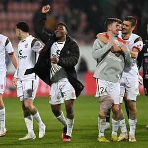 Adam Dzwigala jubelt mit seinen Teamkollegen vom FC St. Pauli