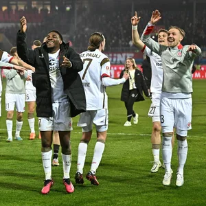 Die Spieler des FC St. Pauli tanzen nach dem Sieg in Heidenheim vor Freude