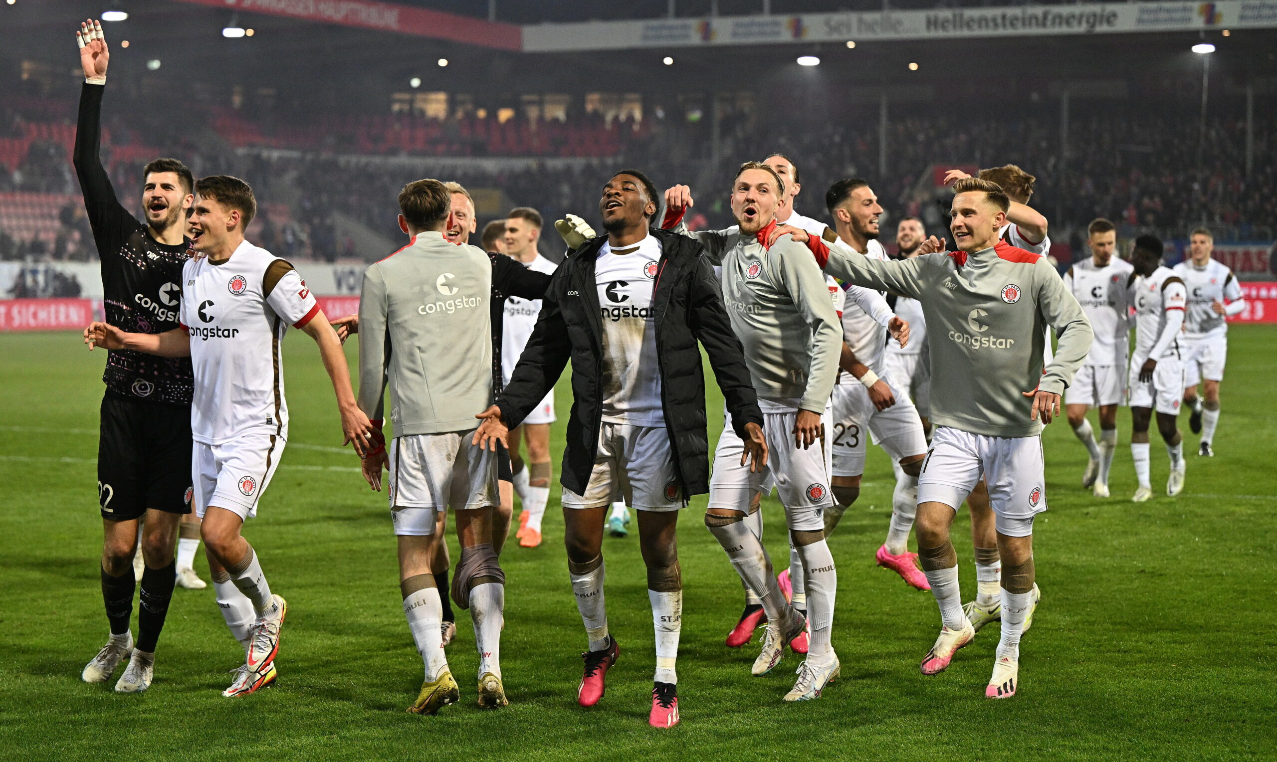 St. Pauli-Profis feiern den Sieg beim 1. FC Heidenheim