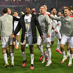 St. Pauli-Profis feiern den Sieg beim 1. FC Heidenheim