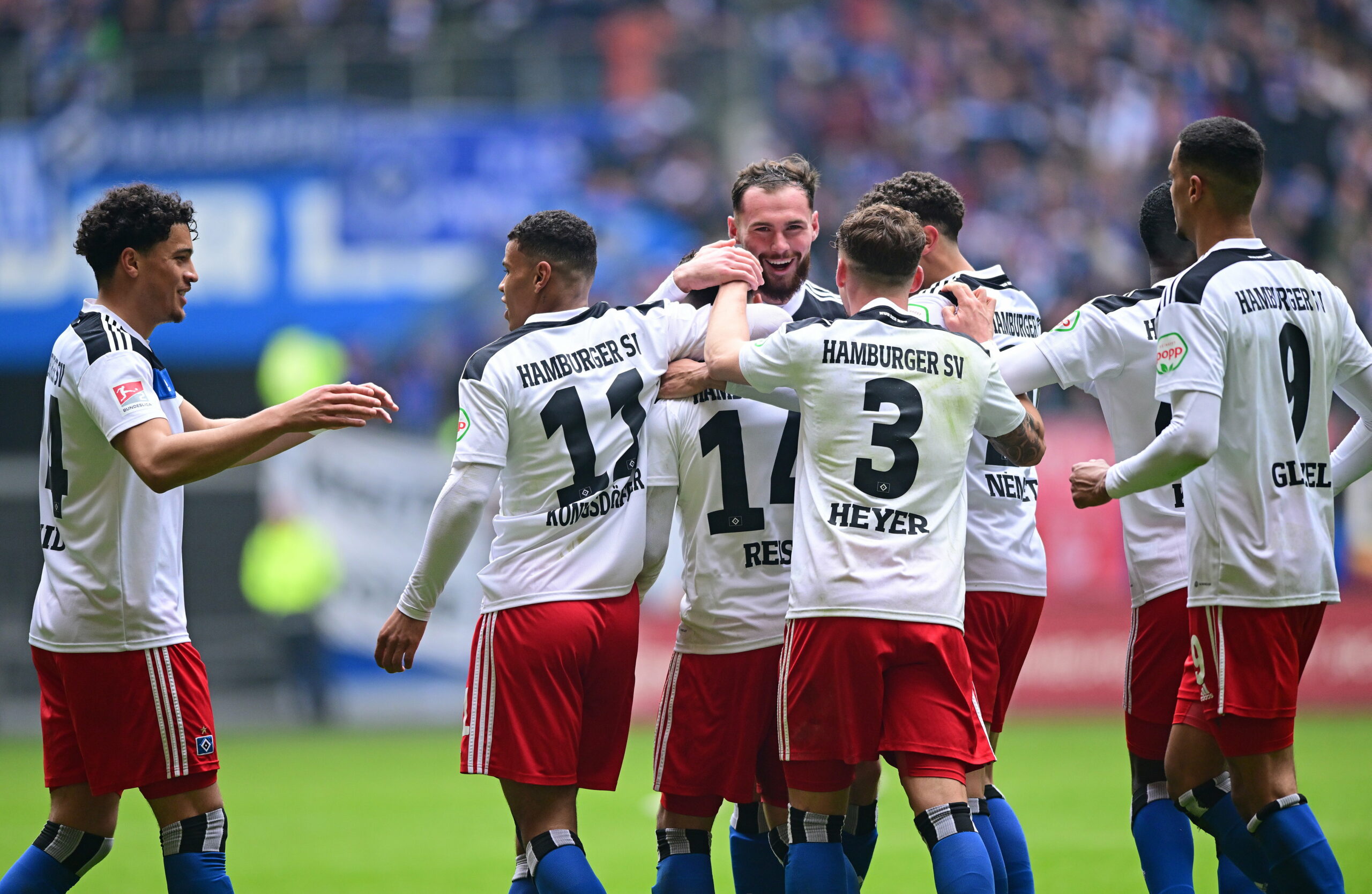 Moritz Heyer freut sich mit seinen HSV-Mitspielern über das 6:1 gegen Hannover im vorletzten Heimspiel.