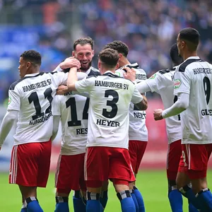 Moritz Heyer freut sich mit seinen HSV-Mitspielern über das 6:1 gegen Hannover im vorletzten Heimspiel.
