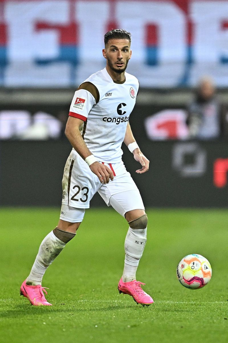 Leart Paqarada am Ball