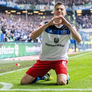László Bénes formt ein Herz beim Torjubel