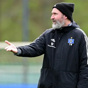 HSV-Trainer Tim Walter macht eine Geste mit der Hand