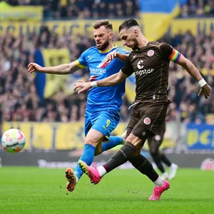Leart Paqarada in St. Paulis Spiel gegen Braunschweig.