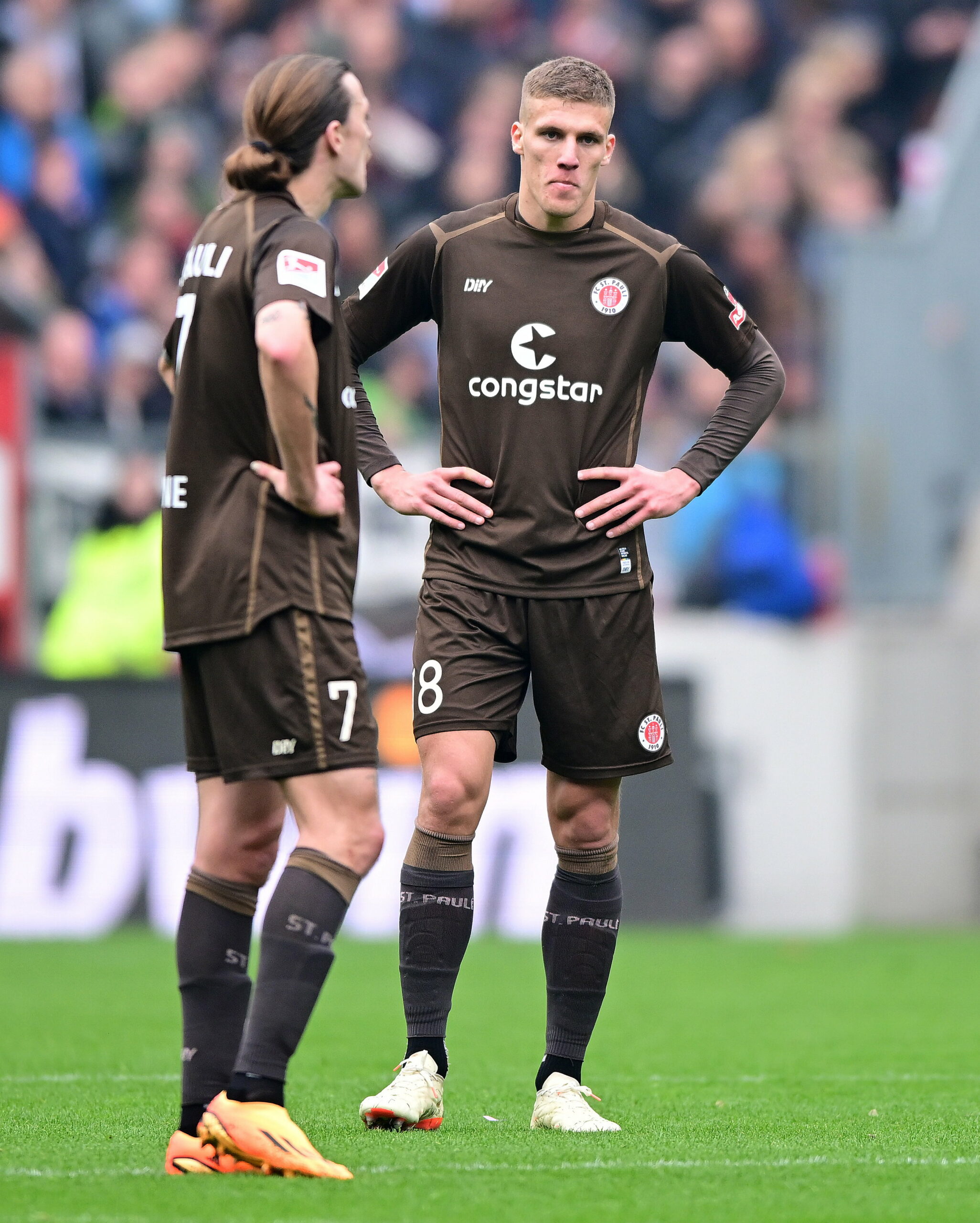 Die Enttäuschung ist bei den Spielern des FC St. Pauli nach der Niederlage gegen Eintracht Braunschweig groß.