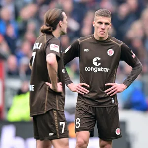 Die Enttäuschung ist bei den Spielern des FC St. Pauli nach der Niederlage gegen Eintracht Braunschweig groß.