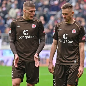 Jakov Medic und Karol Mets besprechen sich.