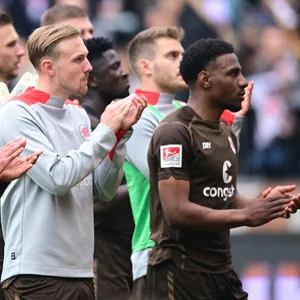 St. Paulis Spieler vor der Fankurve