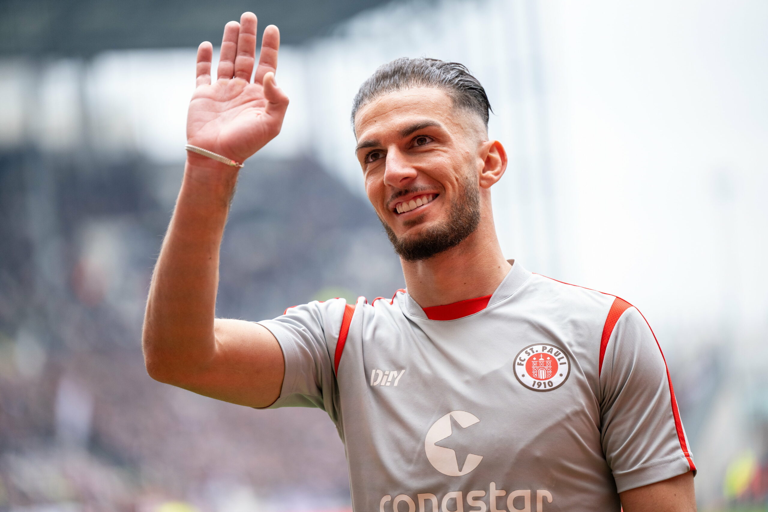 Leart Paqarada will sich Ende der Saison von St. Pauli gen Köln verabschieden.