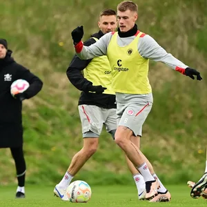 Eric Smith beim Training am Ball