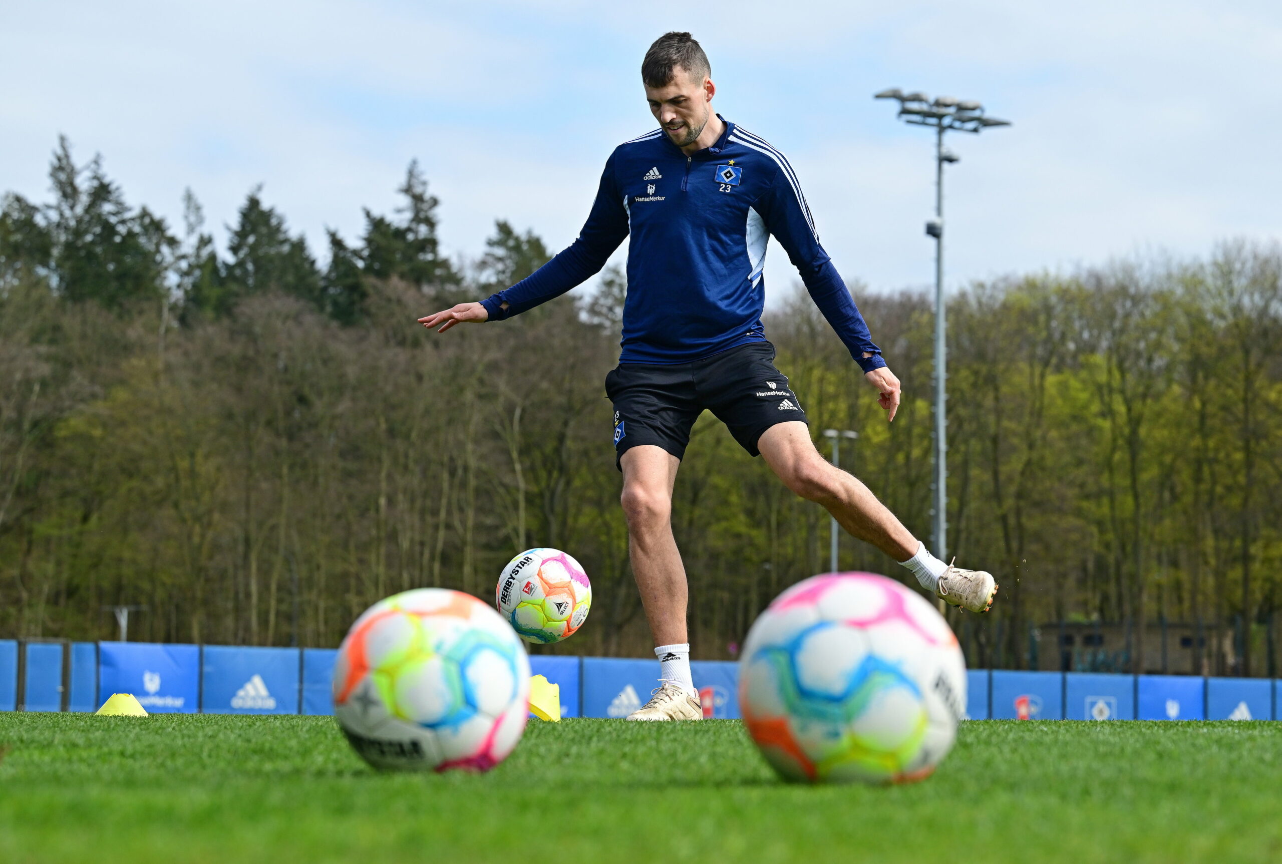 Jonas Meffert spielt Pässe im HSV-Training