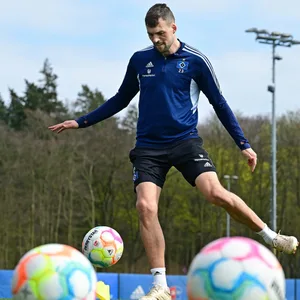 Jonas Meffert spielt Pässe im HSV-Training